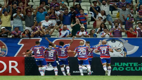 Time do Fortaleza comemorando um gol – Foto: Pedro Chaves/AGIFCE – FORTALEZA – 24/05/2023 – COPA SUL-AMERICANA 2023, FORTALEZA X SAN LORENZO – Romero do Fortaleza comemora seu gol com jogadores do seu time durante partida contra o San Lorenzo no estadio Arena Castelao pelo campeonato Copa Sul-Americana 2023. Foto: Pedro Chaves/AGIF
