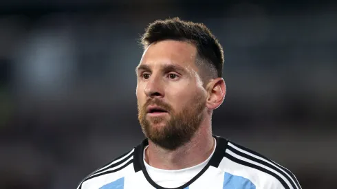 Photo by Daniel Jayo/Getty Images – Lionel Messi é citado pela torcida do São Paulo
