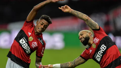 RJ – Rio de Janeiro – 29/07/2021 – COPA DO BRASIL 2021, FLAMENGO X ABC – Gabriel Barbosa jogador do Flamengo comemora seu gol com Bruno Henrique jogador da sua equipe durante partida contra o ABC no estadio Maracana pelo campeonato Copa do Brasil 2021. Foto: Thiago Ribeiro/AGIF
