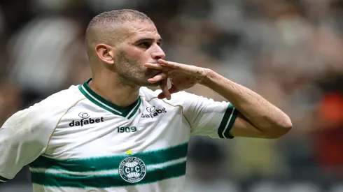 Slimani com a camisa do Coritiba – Foto: Gilson Lobo/AGIF
