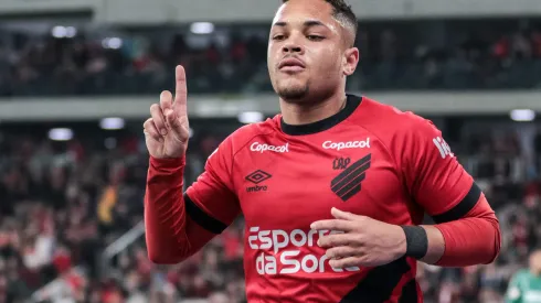 Vitor Roque faz promessa inusitada para o Athletico Foto: Robson Mafra/AGIF
