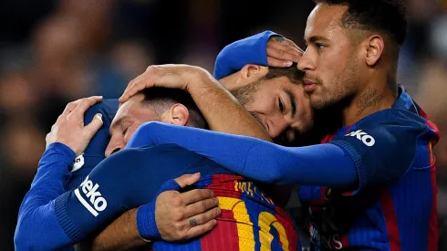 BARCELONA, SPAIN – DECEMBER 18: Luis Suarez (C) of FC Barcelona celebrates with his team mates Lionel Messi (L) and Neymar Jr.after scoring his team's second goal during the La Liga match between FC Barcelona and RCD Espanyol at the Camp Nou stadium on December 18, 2016 in Barcelona, Spain. (Photo by David Ramos/Getty Images)