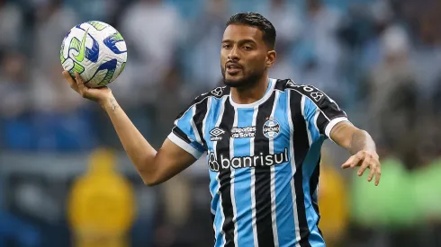 Virou um problema maior que ninguém imaginava: Expulsão de Reinaldo causa situação CHINELAGEM no Grêmio<br />
– Foto: Pedro H. Tesch/AGIF
