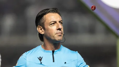 SP – SANTOS – 19/10/2023 – BRASILEIRO A 2023, SANTOS X BRAGANTINO – O arbitro Raphael Klaus durante partida entre Santos e Bragantino no estadio Vila Belmiro pelo campeonato Brasileiro A 2023. Foto: Abner Dourado/AGIF
