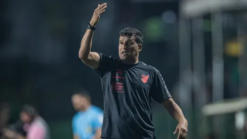 Wesley Carvalho fala sobre o jogo no Nilton Santos e projeta a sequência do Athletico. Foto: Isabela Azine/AGIF 
