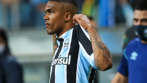 RS - Porto Alegre - 09/12/2021 - BRASILEIRO A 2021, GREMIO X ATLETICO-MG - Douglas Costa jogador do Gremio comemora seu gol durante partida contra o Atletico-MG no estadio Arena do Gremio pelo campeonato Brasileiro A 2021. Foto: Pedro H. Tesch/AGIF