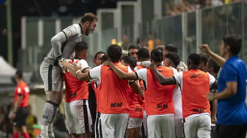 MG – BELO HORIZONTE – 18/10/2023 – BRASILEIRO A 2023, AMERICA-MG X BOTAFOGO – Perri goleiro do Botafogo comemora gol do companheiro Junior Santos durante partida contra o America-MG no estadio Independencia pelo campeonato Brasileiro A 2023. Foto: Alessandra Torres/AGIF
