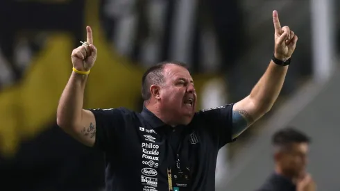 SANTOS, BRAZIL – MAY 04: Marcelo Fernandes head coach of Santos reacts during a match between Santos and The Strongest as part of Group C of Copa CONMEBOL Libertadores 2021 at Vila Belmiro Stadium on May 04, 2021 in Santos, Brazil. (Photo by Alexandre Schneider/Getty Images)
