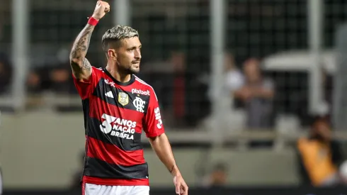 MG – BELO HORIZONTE – 29/07/2023 – BRASILEIRO A 2023, ATLETICO-MG X FLAMENGO – De Arrascaeta jogador do Flamengo comemora seu gol durante partida contra o Atletico-MG no estadio Independencia pelo campeonato Brasileiro A 2023. Foto: Gilson Lobo/AGIF
