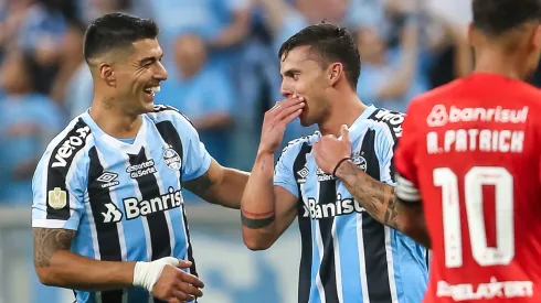 Carballo (à direita) ficou em Porto Alegre e continua desfalcando Grêmio no BR-23
