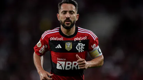 Everton Ribeiro com a camisa do Flamengo – Foto: Thiago Ribeiro/AGIF
