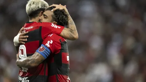 RJ – Rio de Janeiro – 13/03/2023 – CARIOCA 2023, FLAMENGO X VASCO – Pedro jogador do Flamengo comemora seu gol com Gabi jogador da sua equipe durante partida contra o Vasco no estadio Maracana pelo campeonato Carioca 2023. Foto: Jorge Rodrigues/AGIF
