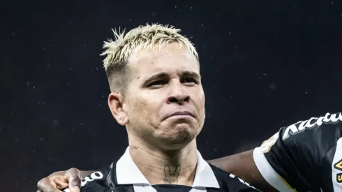 Mendoza jogador do Santos comemora seu gol com Soteldo jogador da sua equipe durante partida contra o Corinthians no estadio Arena Corinthians pelo campeonato Brasileiro A 2023. Foto: Abner Dourado/AGIF
