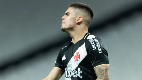 Foto: Diogo Reis/AGIF – Gabriel Pec jogador do Vasco comemora seu gol durante partida contra o Corinthians no estadio Arena Corinthians pelo campeonato Brasileiro A 2023. 
