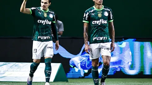 SP – SAO PAULO – 28/10/2023 – BRASILEIRO A 2023, PALMEIRAS X BAHIA – Raphael Veiga jogador do Palmeiras comemora seu gol durante partida contra o Bahia no estadio Arena Allianz Parque pelo campeonato Brasileiro A 2023. Foto: Fabio Giannelli/AGIF
