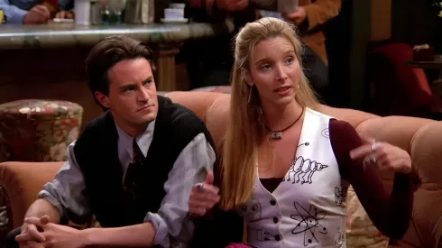 Chandler e Phoebe juntos em Friends – Foto: Reprodução/HBO Max
