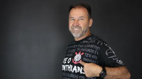 Augusto Melo posa para foto de campanha eleitoral – Foto: Reprodução