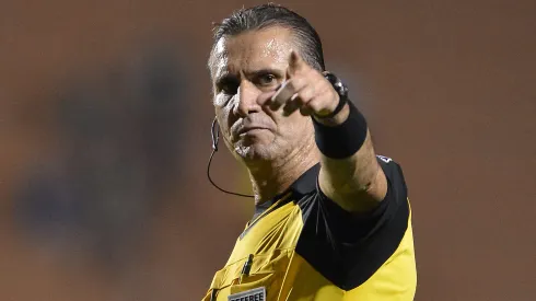 Seneme, atual chefe da arbitragem, apitando partido no Pacaembu Foto: Mauro Horita/AGIF