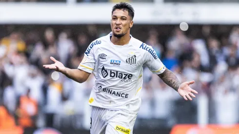 Marcos Leonardo, do Santos, comemora gol na Vila Belmiro – Foto: Abner Dourado/AGIF
