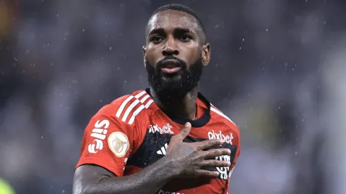 Gerson em ação pelo Flamengo, terá papel fundamental contra o Santos – Foto: Marcello Zambrana/AGIF
