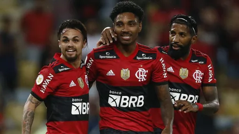 Vitinho (ao centro) foi especulado no Palmeiras, informa Jorge Nicola – Foto: Wagner Meier/Getty Images
