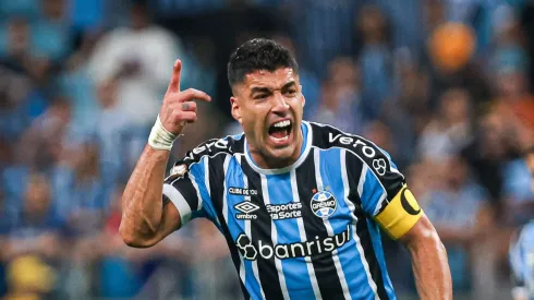 Luis Suarez jogador do Gremio reclama com a arbitragem – Foto: Maxi Franzoi/AGIF
