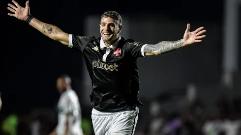 RJ - RIO DE JANEIRO - 21/09/2023 - BRASILEIRO A 2023, VASCO X CORITIBA - Vegetti jogador do Vasco comemora seu gol durante partida contra o Coritiba no estadio Sao Januario pelo campeonato Brasileiro A 2023. Foto: Thiago Ribeiro/AGIF