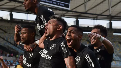 RJ - RIO DE JANEIRO - 08/10/2023 - BRASILEIRO A 2023, FLUMINENSE X BOTAFOGO - Tiquinho Soares jogador do Botafogo comemora seu gol com jogadores do seu time durante partida contra o Fluminense no estadio Maracana pelo campeonato Brasileiro A 2023. Foto: Thiago Ribeiro/AGIF