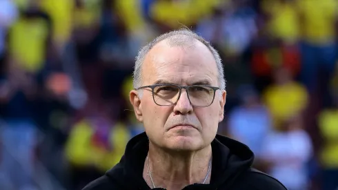 Bielsa, treinador da Seleção do Uruguai, agita torcida do Grêmio. (Photo by Franklin Jacome/Getty Images)