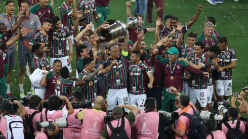 Elenco do Fluminense comemora e ergue a taça da Libertadores – Foto: Lucas Figueiredo/Getty Images
