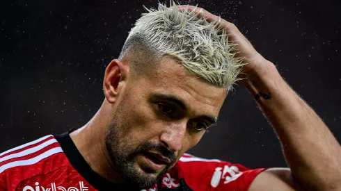 Foto: Thiago Ribeiro/AGIF – Arrascaeta pelo Flamengo em partida no Campeonato Brasileiro
