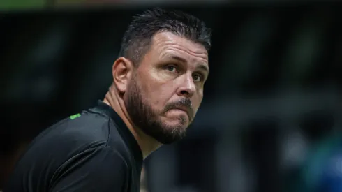 Thiago Kosloski, técnico do Coritiba comanda equipe em mais um jogo, em situação difícil na tabela | Foto: Gilson Lobo/AGIF
