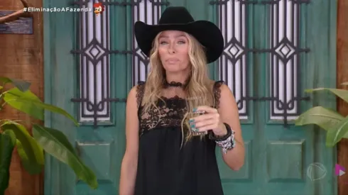 Adriane Galisteu com um copo de água em A Fazenda – Foto: Reprodução/Record TV
