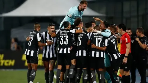 Jogadores do Botafogo celebram gol no Engenhão. Foto: Wagner Meier/Getty Images. 
