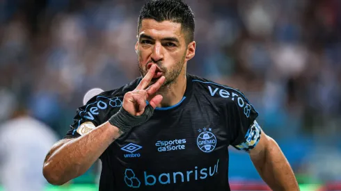 BA – PORTO ALEGRE – 04/11/2023 – BRASILEIRO A 2023, GREMIO X BAHIA – Luis Suarez jogador do Gremio comemora seu gol durante partida contra o Bahia no estadio Arena do Gremio pelo campeonato Brasileiro A 2023. Foto: Maxi Franzoi/AGIF
