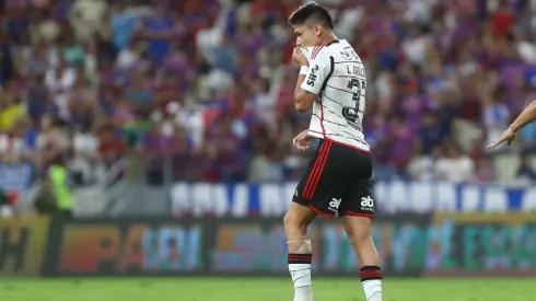 Luiz Araújo comemorando o gol contra o Fortaleza beijando o símbolo do Flamengo.<br />
Foto: Gilvan de Souza / Flamengo
