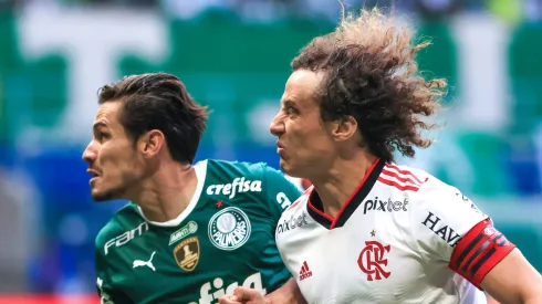 Raphael Veiga jogador do Palmeiras disputa lance com David Luiz jogador do Flamengo durante partida no estadio Arena Allianz Parque pelo campeonato Brasileiro A 2022. Marcello Zambrana/AGIF
