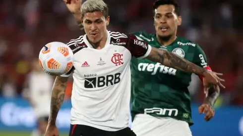 Pedro  e Gustavo Gómez em disputa de bola, em partida pelo 1° turno do Campeonato Brasileiro.
