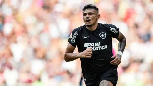 Foto: Thiago Ribeiro/AGIF - Tiquinho Soares é a referência do Botafogo.