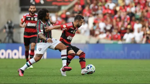 Marcelo jogador do Fluminense disputa lance com Everton Ribeiro jogador do Flamengo durante partida no estádio Maracanã pelo campeonato Brasileiro A 2023. Foto: Thiago Ribeiro/AGIF
