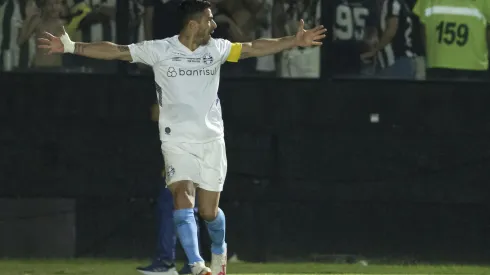 Luis Suarez jogador do Gremio comemora seu gol durante partida contra o Botafogo no estadio Sao Januario pelo campeonato Brasileiro A 2023. Foto: Jorge Rodrigues/AGIF
