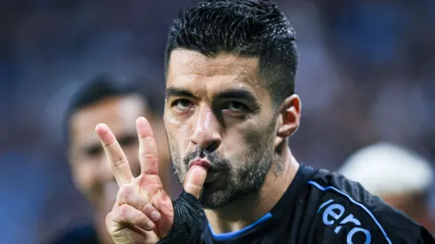 Atacante do Grêmio, Suárez comemora mais um gol pelo Tricolor. Foto: Maxi Franzoi/AGIF
