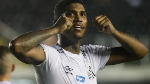 Foto: Fernanda Luz/AGIF – Raniel comemorando gol quando defendia o Santos, em 2020
