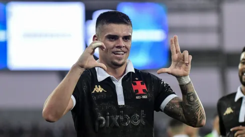 RJ – RIO DE JANEIRO – 16/09/2023 – BRASILEIRO A 2023, VASCO X FLUMINENSE – Gabriel Pec jogador do Vasco comemora seu gol durante partida contra o Fluminense no estadio Engenhao pelo campeonato Brasileiro A 2023. Foto: Thiago Ribeiro/AGIF
