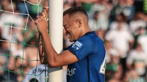 Papagaio jogador do Cruzeiro lamenta durante partida contra o Coritiba no estadio Durival de Britto pelo campeonato Brasileiro A 2023. Robson Mafra/AGIF
