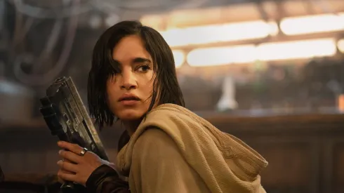 Personagem com uma arma em Rebel Moon – Foto: Reprodução/Netflix
