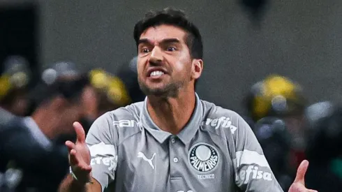 Abel Ferreira tecnico do Palmeiras durante partida contra o Gremio no estadio Arena do Gremio pelo campeonato Brasileiro A 2023. Maxi Franzoi/AGIF
