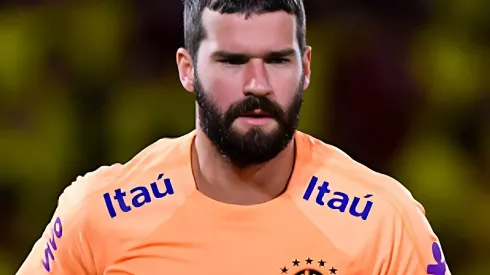 Foto: Gabriel Aponte/Getty Images – Alisson no aquecimento antes do jogo entre Colômbia X Brasil