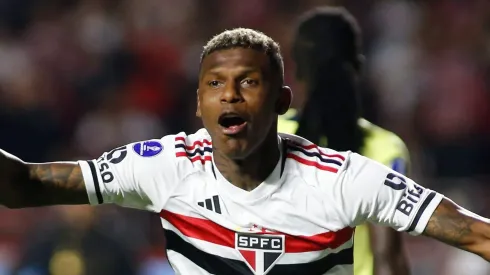 Arboleda comemorando gol feito com a camisa do São Paulo – Foto: by Miguel Schincariol/Getty Images)
