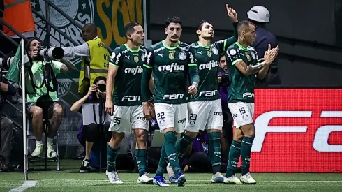 SP – SAO PAULO – 28/10/2023 – BRASILEIRO A 2023, PALMEIRAS X BAHIA – Raphael Veiga jogador do Palmeiras comemora seu gol com jogadores do seu time durante partida contra o Bahia no estadio Arena Allianz Parque pelo campeonato Brasileiro A 2023. Foto: Fabio Giannelli/AGIF
